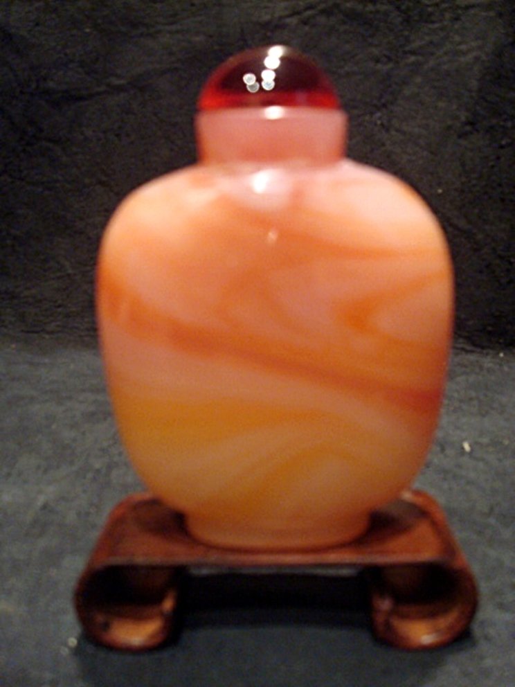 Chinesse Hand Carved Carnelian Agate Snuff Bottle128 Gr: Chinesse Hand Carved Carnelian Agate Snuff Bottle. 128 Gr Measurements: Height: 3.4 in. (8,6cm). Width: 2.4 in (6,2cm).