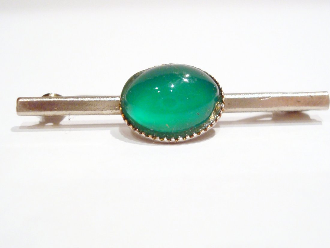 Antique Chinese Imperial Cabochon emerald Jade - 19 th: Antique Chinese Imperial colour emerald Jade Brooch, end nineteenth century. Wonderful jade cabochon, emerald green color, high intensity, light and transparency. Measure jade: (11mm x 9mm), (0,43" X