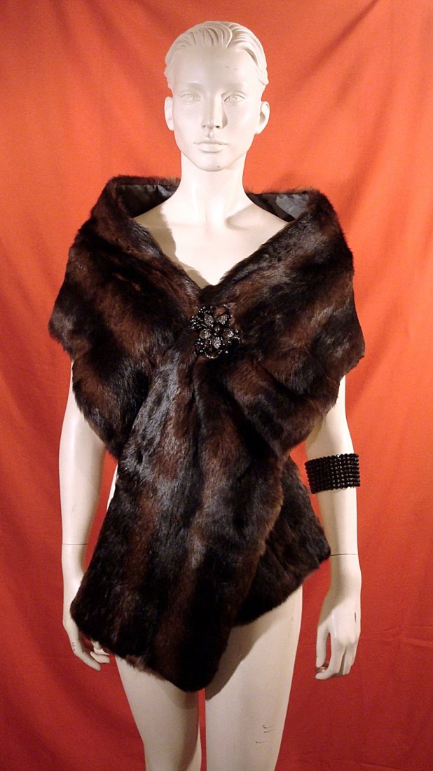 Vintage Elegant Mink Fur Stole & Great Brooch Stones: Elegant Mink Stole, Vintage, two tone natural color, and lined. It is accompanied by nice Great floral brooch rhinestones. Haute Couture. Measurements: 196 cm x 25 cm. (77.2 in x 9.8 in). Brooch: 8.4