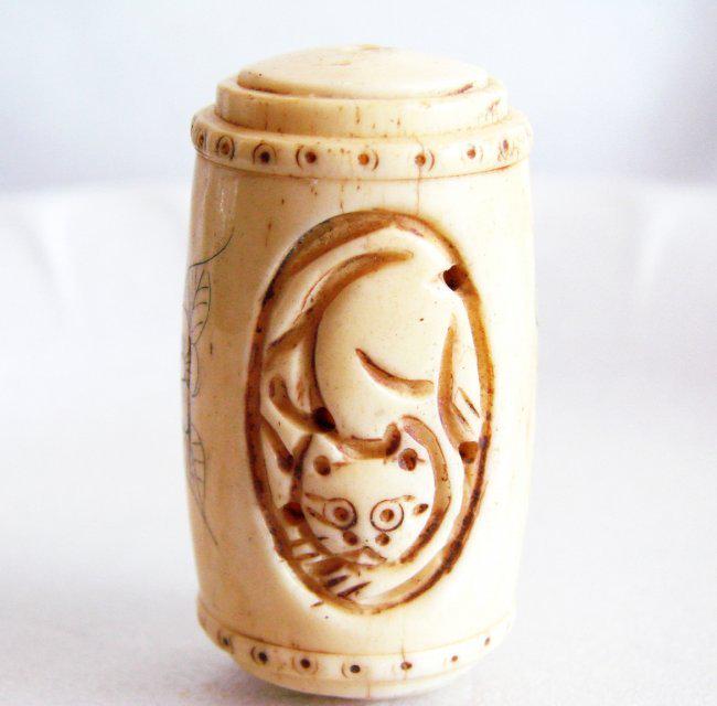 Antique Ivory Carved Cat & Flower 29.86 gram: Antique Ivory Carved Cat and Flower Weight: 29.86 gram Shape Round Octagon Hand Caving Design For Charm High: 1.75" x Width: 1" Estimated Value Price: $650