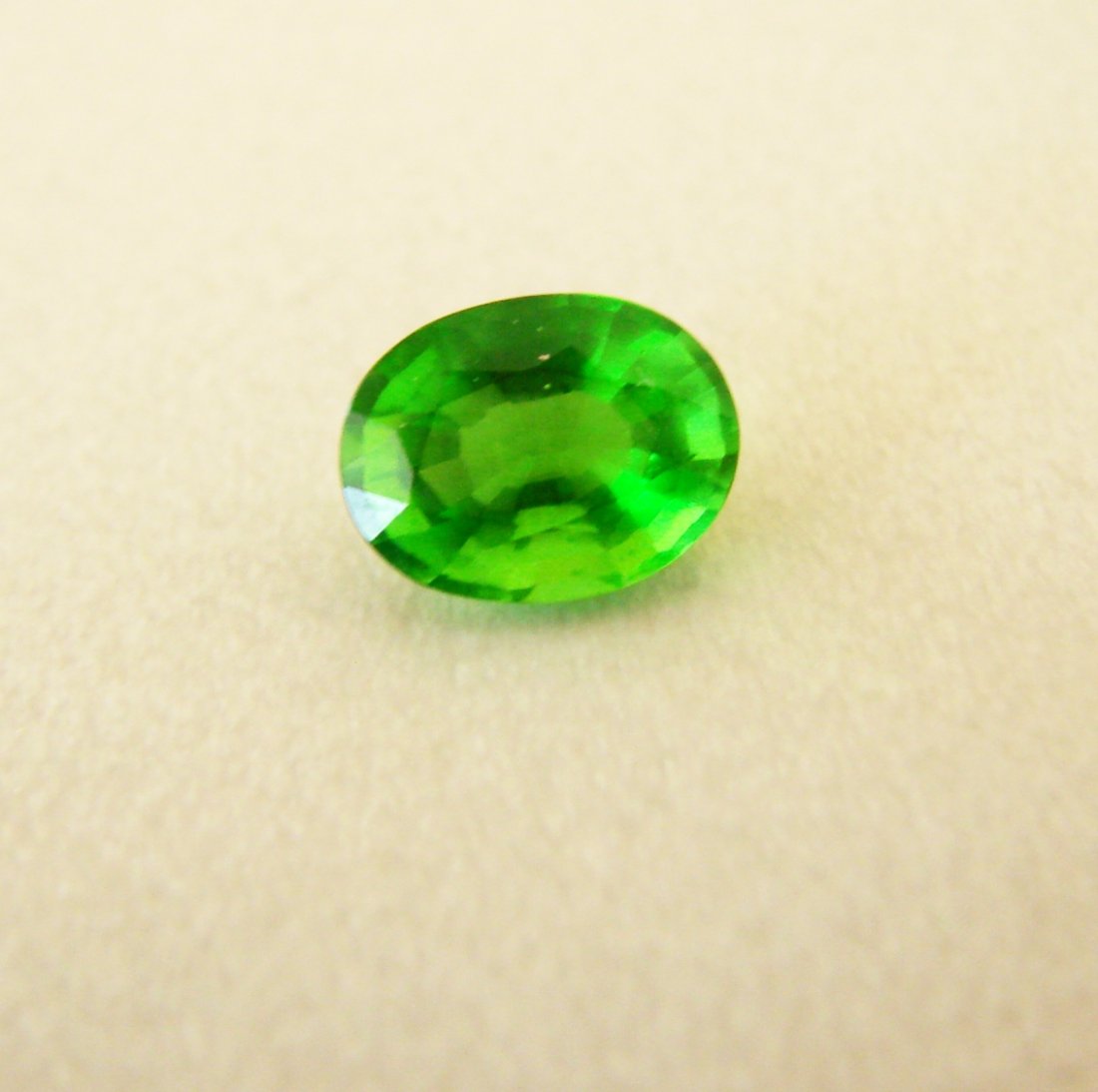 Loose Natural Tsavorite Garnet 1.60 CT 8.3x6.6x5.2mm: Gem Type: Natural Tsavorite Garnet Qty: 1 Weight: 1.60Carat Size:8.3x6.6x5.2mm8.3x6.6x5.2mm Shape: Oval Cut: Facet cut Clarity: Eye Clean Origin: Kenya Treatment: Untreated Item will come