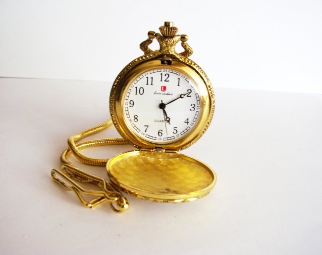 Pocket Watch 'L' Luis Cardini 18k Y/g Overlay: Pocket Watch Luis Cardini Quartz Japan Movement,18k Yellow Gold Overlay Carved: 3 Horses , and Leaf Design on the back side Size:1.3/4 x 1.3/4 mm Come With Chain 14.5"-Run By Battery Estimated Value P