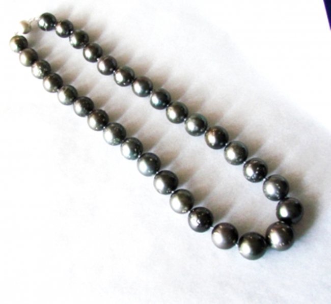 Natural Tahitian Pearl Graduation 12.5x15 mm: Gems Type: Natural Tahitian Pearl Graduation Beautiful Grade: A-Color: Black Shape: Round Measurement: 12.5-15 mm Origin: Tahiti Necklace 16.5"-Gender: Women Ball Clasp 14k White Gold Estimate Value P