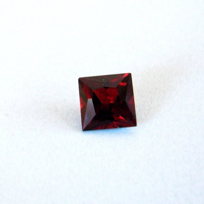 Orange Red Garnet Princess Cut 2.82Ct 7.9x7.8x4.8mm: Gem Type: Natural Garnet Qty: 1 Weight: 2.82 Carat Measurement: 7.9x7.8x4.8 mm Shape: Princess Cut: Facet cut Clarity: VS Color: Orange Red Hardness: 8 Origin: Mozambique
