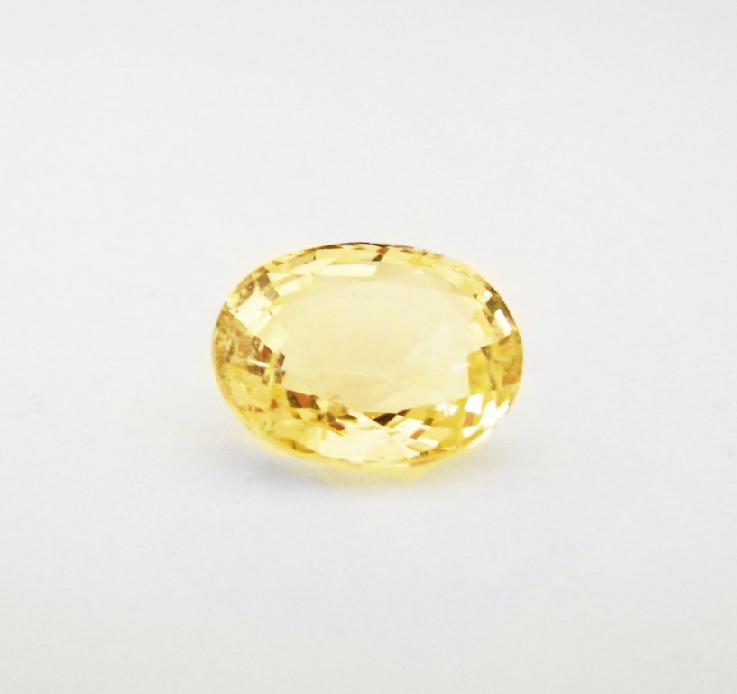 Loose Natural Yellow Beryl Oval 5.86 CT13.2x10.5x7.1mm: Gem Type: Natural Yellow Beryl Qty: 1 Weight: 5.86 Carat Measurement: 13.2x10.5x7.1mm Shape: Oval Cut: Facet cut Clarity: VS Color: Yellow Origin: Brazil Treatment: None