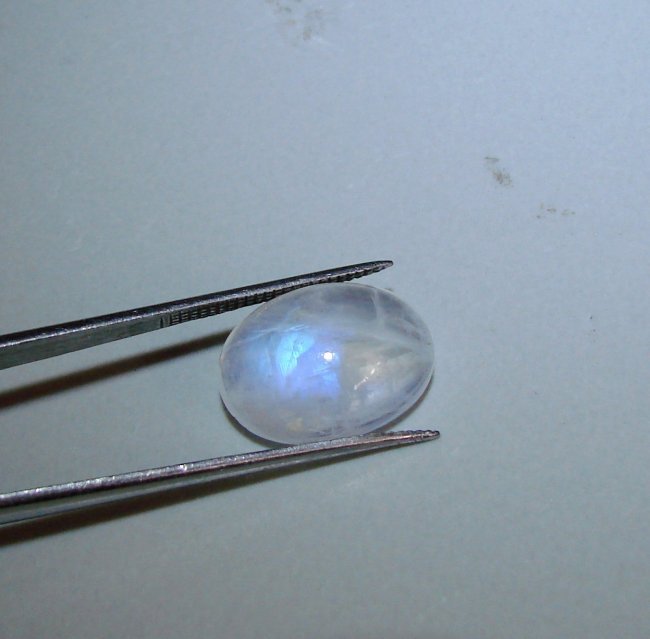 Blue White Rainbow Moonstone Oval 11.41Ct: Gem: Natural Moonstone Weight: 11.41 Carat Oval Shape Cut: Cabochon Measurement: 16.2x12.1x7.6 mm Clarity: Transparent Color: Blue White Rainbow Treatment: None Origin: Sril Lanka ( Ceylon)