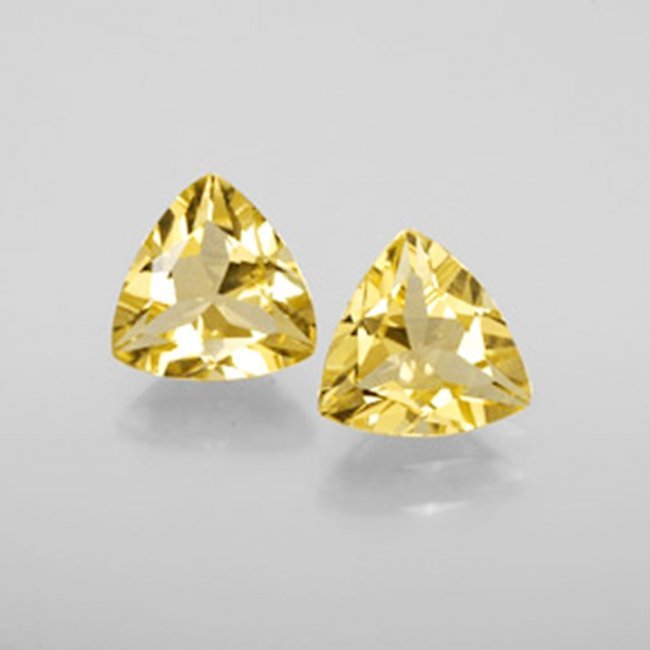 Natural Yellow Glden Beryl Pairs Trillion Cut 1.22Ct: Gem Type: Natural Yellow Golden Beryl Qty: 2 Pieces Weight:1.22 Carat Measurement: 6.1x6x3.2 mm Shape: Trillion Facet Clarity: VS,Color: Yellow Golden Origin: Madagascar Treatment: None