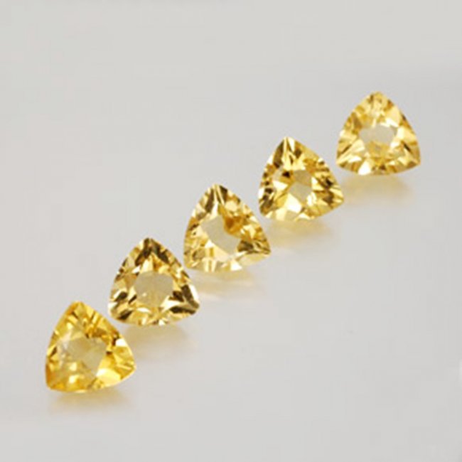 Natural Yellow Glden Beryl 5 Pieces Trillion Cut 2.87Ct: Gem Type: Natural Yellow Golden Beryl Qty: 5 Pieces Weight:2.87 Carat Measurement: 6.1x6.1x3.5 mm Shape: Trillion Facet Clarity: VS,Color: Yellow Golden Origin: Madagascar Treatment: None
