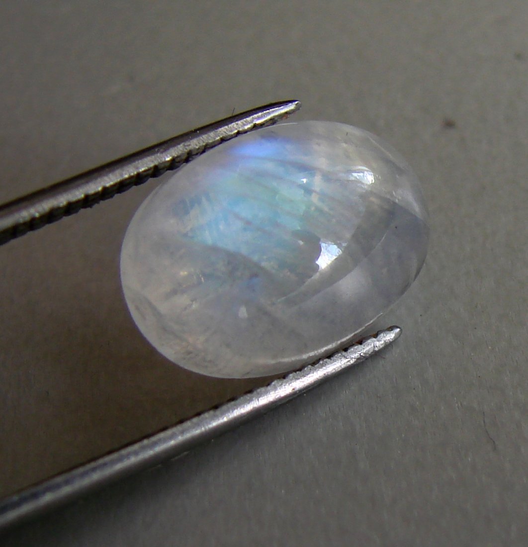Blue White Rainbow Moonstone Oval 18.67Ct 20x14.7x8mm: Gem: Natural Moonstone Weight: 18.67 Carat Shape: Oval Cut: Cabochon Measurement: 20x14.7x8 mm Clarity: Transparent Color: Blue White Rainbow Treatment: None Origin: Sri Lanka (Ceylon)
