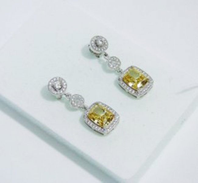 Creation, White/Yellow Diamond Earrings 7.13CT 18K W/G: Gem Type: Creation, White/Yellow Diamond Qty: 2 Item: Earrings Center stone: 6.10 2 piece Octagon Shaped , size 8.5x7.3mm (Clarity: Fancy Yellow) Small: 1.03 carat 56 pieces round (Clarity: VSI, Color
