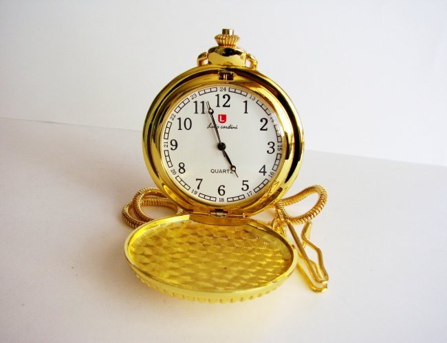 Pocket Watch 'L' Luis Cardini 18k Y/g Overlay: Pocket Watch Luis Cardini Quartz Japan Movement,18k Yellow Gold Overlay Carved: 1 Fisherman , and Leaf Design on the back side Diameter: : Size: 1.3/4 x 1.3/4 mm br> Come With Chain 14.5"-Run By Batte