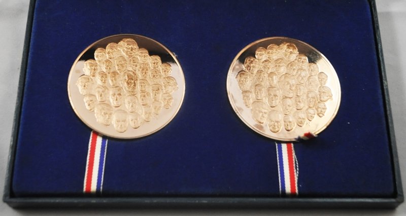 FRANKLIN MINT BICENTENNIAL BRONZE MEDAL SET: Vintage set of 2 Franklin Mint Bicentennial Bronze Medals. Each medal is Medal is 2000 Grains Solid Bronze and 64mm in diameter.This was The Franklin Mint's own medallic tribute to our country's 200th