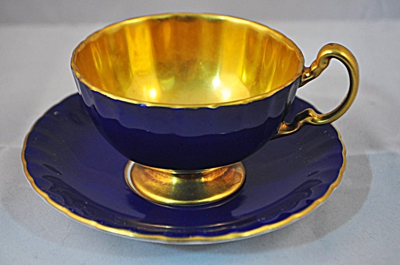 AYNSLEY 1950s HP COBALT HEAVY GILDED CUP SAUCER: The AEAA is extremely proud to showcase this next of our magnificent collection of antique and vintage hand painted, matched cup and saucer sets from England and Europe. Our pair represents yet anothe
