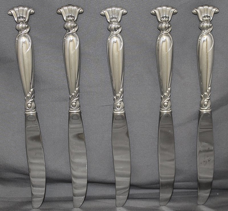 WALLACE ROMANCE OF THE SEA 5 STERLING DINNER KNIFES: We present for your consideration this collection of 5 sterling silver Dinner Knifes (Hallow Handle, classic vintage Pattern Romance of the Sea by Wallace Silversmiths, designed by William S Warren.Ea