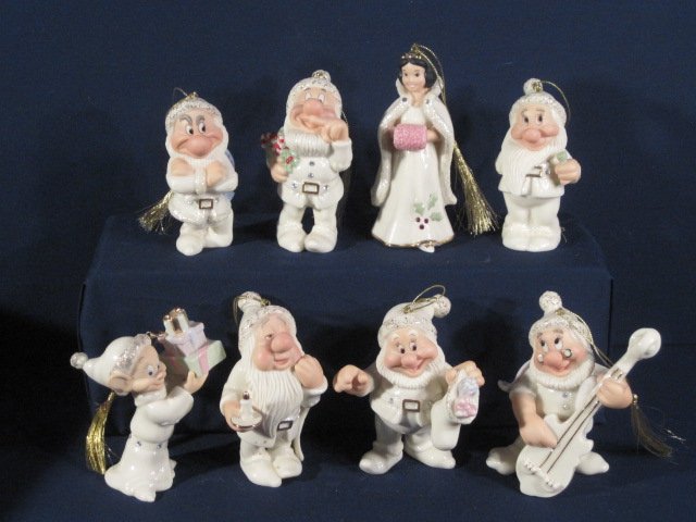SCARCE LENOX DISNEY SNOW WHITE 7 DWARFS ORNAMENT SET XR: We are delighted to offer this rare Disney Lenox Ornament set featuring Snow White and the Seven Dwarfs. This out of production set features Snow White measuring approx 4.5 inches high and her 7 small