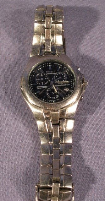 MENS CITIZENS QUARTZ ECO-DRIVE WATCH E811 K001226 XR: We are pleased to offer this mens Citizen Quartz Eco-Drive men's watch model E811-K001226. Stainless steel with perpetual calendar, alarm, stopwatch and date. Needs battery/not running. Normal wear an