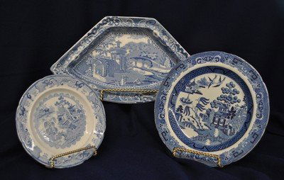 ENGLISH VICTORIAN BLUE TRANSFER WARE WILLOW + PLATES XW: We are very proud to present this wonderful lot of three English blue transfer ware plates, including a deep Flow Blue Willow pattern Clews Stoneware Staffordshire 8.75" plate. Our example actually is