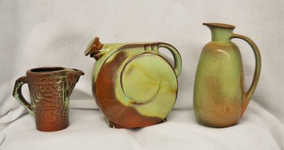 1950 FRANKOMA PRAIRIE GREEN JUGS MAYAN AZTEC PITCHER XT: we are very pleased to offer this gorgeous lot of 3 1950s vintage Frankoma Prairie Green pieces in excellent condition, including a prime collectible Mayan-Aztec pattern pitcher, a #88 1.5 quart round