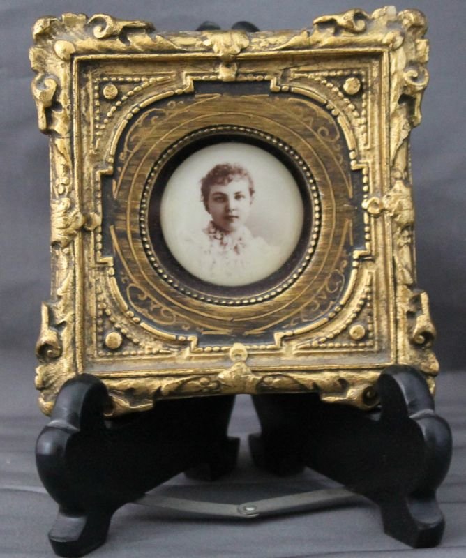 ANTIQUE BEAUTY PHOTOGRAPH IN GILDED WOOD FRAME: Antique American Beauty Photograph in a Stunning Ornate gilt wood carved frame from Sarachek's, 1119 Grand Ave, Kansas City, Missouri. Measures 4 x 4 x 1. with ebony stand that measures 5 tall.*Proven
