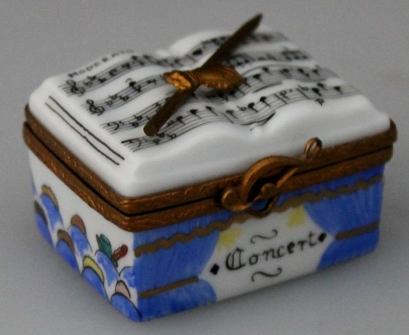 LIMOGES CONCERTO MODERATO PEINT MAIN BOX: There is a treble clef on the snap closure and a gold hand, with a conductor's baton.The bottom is appropriately marked and has the artists initials M.T. Peint main means entirely hand painted, no tra