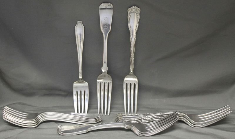 16pc VICTORIAN SILVERPLATE FORKS REED & BARTON: Lot of 16 Late Victorian Era Silverplate Forks. There are 5 Reed & Barton in the Rex pattern c. 1894, 7 Salad Forks in the Dover pattern from Milford Silver Company c. 1914 and 4 Rogers & Bro Dinner F