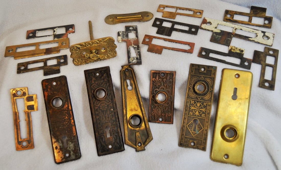 20 PC ANTIQUE VICTORIAN DOOR PLATES & ACCESSORIES XJ: We are pleased to offer this huge lot of Antique & Vintage Metal Door Plates and accessories. the real gems here are the Victorian / Art Nouveau door plates There is a huge range from highly decorativ