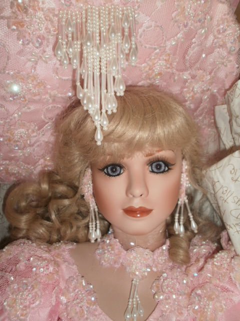 26 inch CHRISTARA FASHION DOLL BY RUSTIE BOX CERTIF XC: Making a grand entrance on the runway and in the spotlight is Christara by Rustie. SHIPS FOR UNDER 28 DOLLARS , limited edition certificate and in original box, Weight : 7 Measurements: 26 inches. Awa