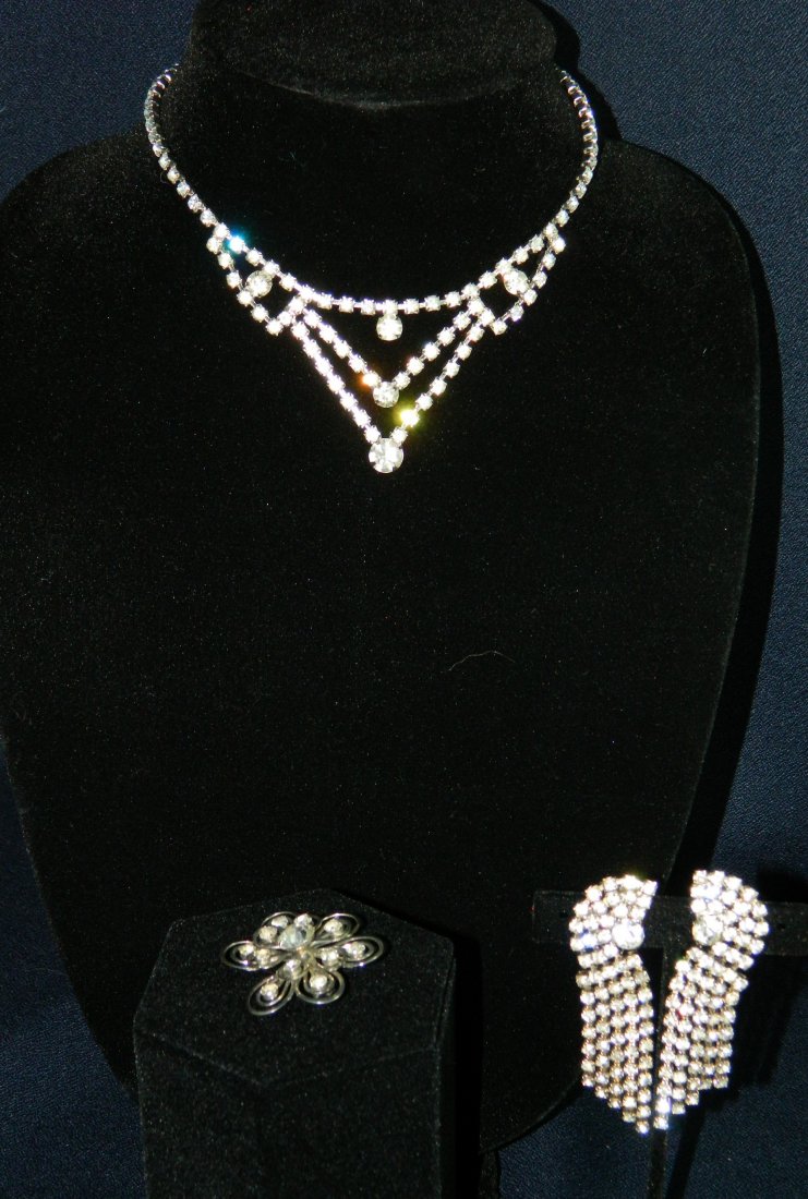 1950s RHINESTONE PARURE NECKLACE BROOCH EARRINGS XR: We are pleased to offer this three piece Rhinestone Jewelry suite circa early 1950s. This parure set includes a beautiful single strand necklace with a drop design in front. Thre are several sizes of 