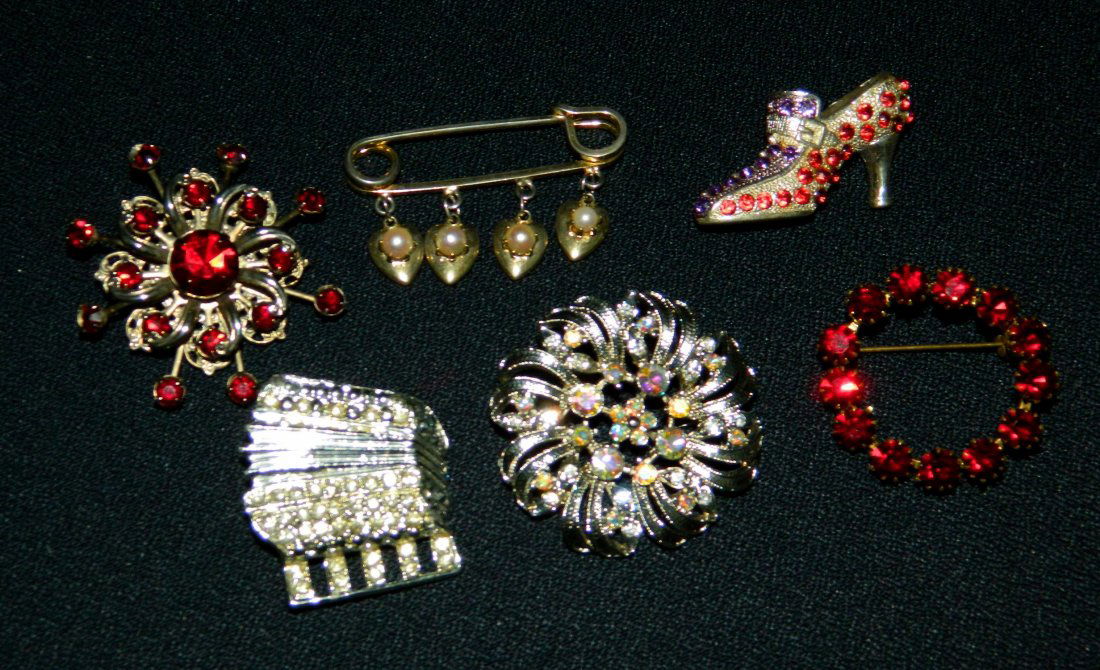 6pc VTG BROOCH PINS RED RHINESTONE AURORA BOREALIS XR: We are pleased to offer this large lot of mostly Rhinestone and Red Rhinestone Vintage Brooches. You are bidding on the open wreath in gold plated metal with deep Ruby colored prong set Rhinestones-th