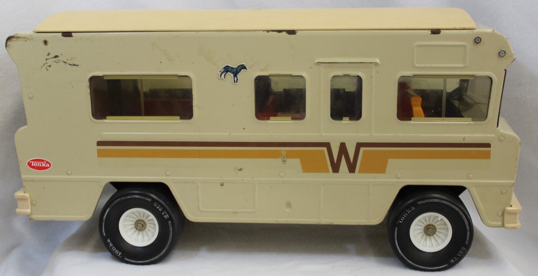 1976-77 TONKA TAN WINNEBAGO REMOVEABLE TOP CAMPER XW: We are very pleased to present this handsome 1976-1977 metal Winnebago swing off top camper by Tonka. The date is verified by the plain Tonka oval decal, and our example weighs 11# 4 oz. and measures