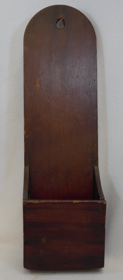 1910s COLONIAL STYLE WOOD WALL MOUNT KITCHEN BOX XC: We are very pleased to offer this 1910-1920 hand made Americana tall wall mounted kitchen pencil box. This colonial Georgian style pattern antique will be a perfect complement to any Pennsylvania Dutc