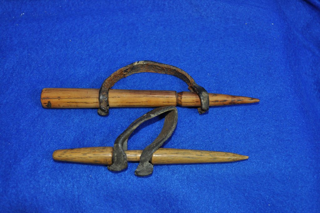 LOT 2 ANTIQUE HICKORY CORN HUSKING SHUCKING PEGS XC: Offered for your consideration a pair of 1930's Wooden Corn Husking Pegs , longest one found in Landings Pennsylvania, and shortest one in the Hagerstown area *** Weight: 2 oz - Measurements: 5.5 x .2