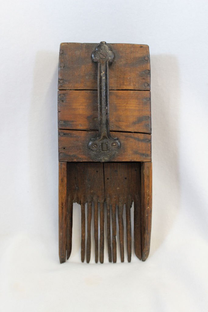 ANTIQUE PRIMITIVE FARM WOOD BLUEBERRY RAKE XC: Here we have a piece of Americana an Antique Primitive , circa 1910, Blueberry Rake, Blueberries used to be picked by hand until the invention of the blueberry rake by Abijah Tabbutt of Maine in 1822,