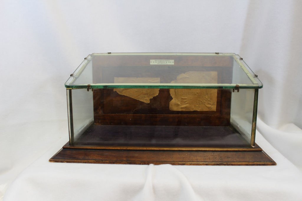 RARE EB HIRSCH AUTO STROP RAZOR KIT DISPLAY CABINET XC: We are exceptionally proud to present this RARE 1921 "Auto Strop Razor Strops Itself" general store / Pharmacy angled glass showcase made and Patented (#1369811) in 1921 by E. B. Hirsch & Co., NY. Thi