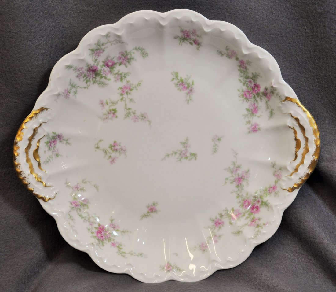 1904-20 THEODORE HAVILAND HP LIMOGES HNDL CAKE PLATE XW: We are exceptionally pleased to offer this beautiful antique hand painted 1904-1920 Theodore Haviland Limoges integral handled cake plate. This gorgeous plate features a lovely scalloped rim, as well 