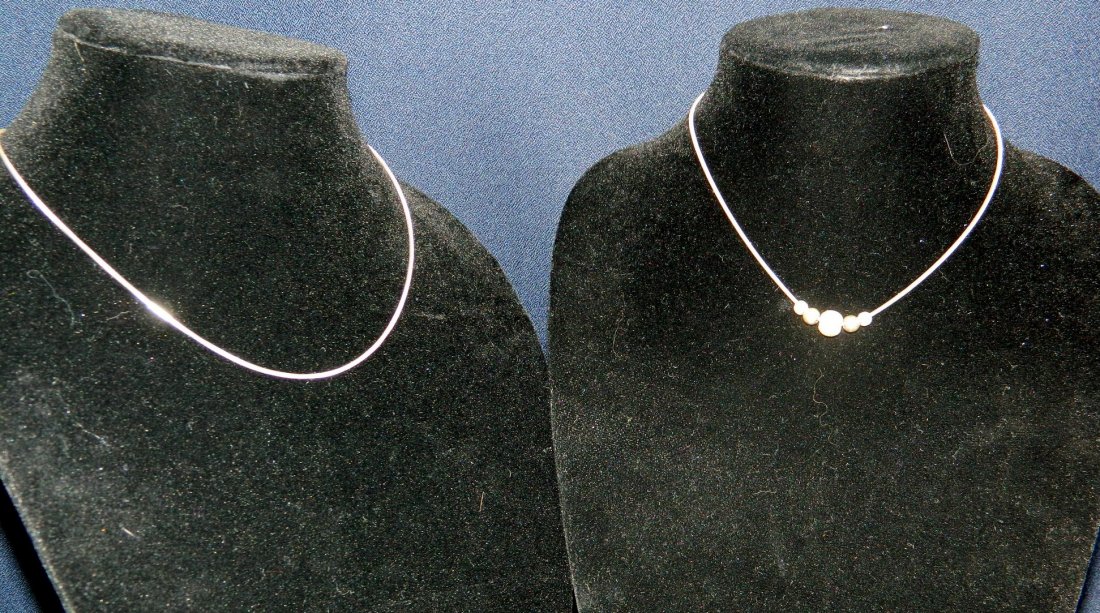 2pc VTG STERLING SILVER NECKLACE ITALY PC XR: We are delighted to offer this pair of Vintage Sterling Silver Necklaces, one with sliding decorative balls on the chain. The first necklace is an undecorated round chain with a lobster claw clasp. It