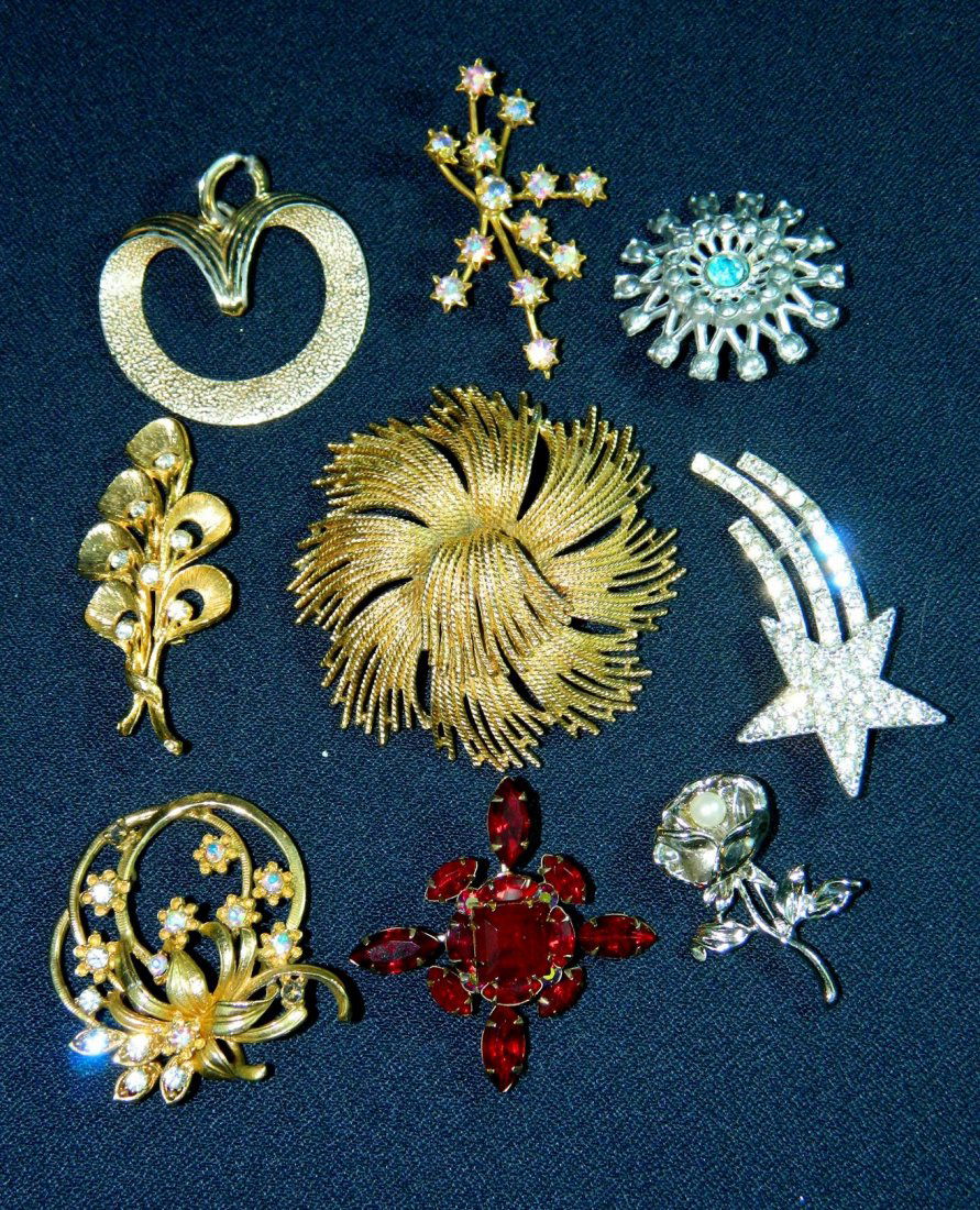9pc VTG RHINESTONE BROOCH SIGNED RED AB ++ XR: We are happy to offer this stunning lot of nine(9) Vintage Brooch pins, several signed. First, the largest is a whopping 3 inch diameter raised string style brooch signed by Monet. There is a beautifu
