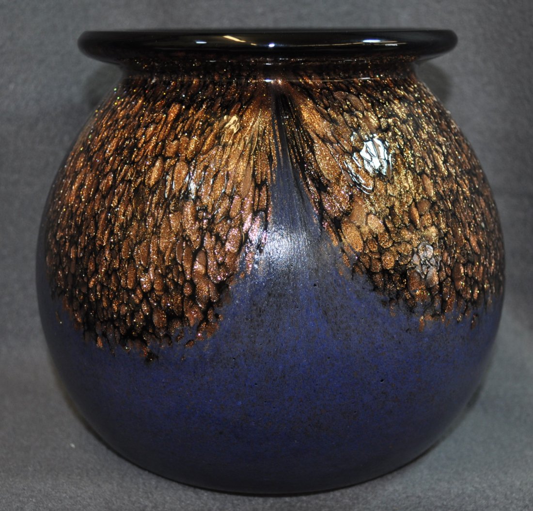 1990s DALE TIFFANY COBALT FAVRILE AVENTURINE VASE XG: We are very pleased to present this gorgeous Cobalt Matte Favrile with Aventurine ball vase from the hand blown studios of Dale Tiffany ca. the latter 1990s. The term Favrile is derived from the Latin