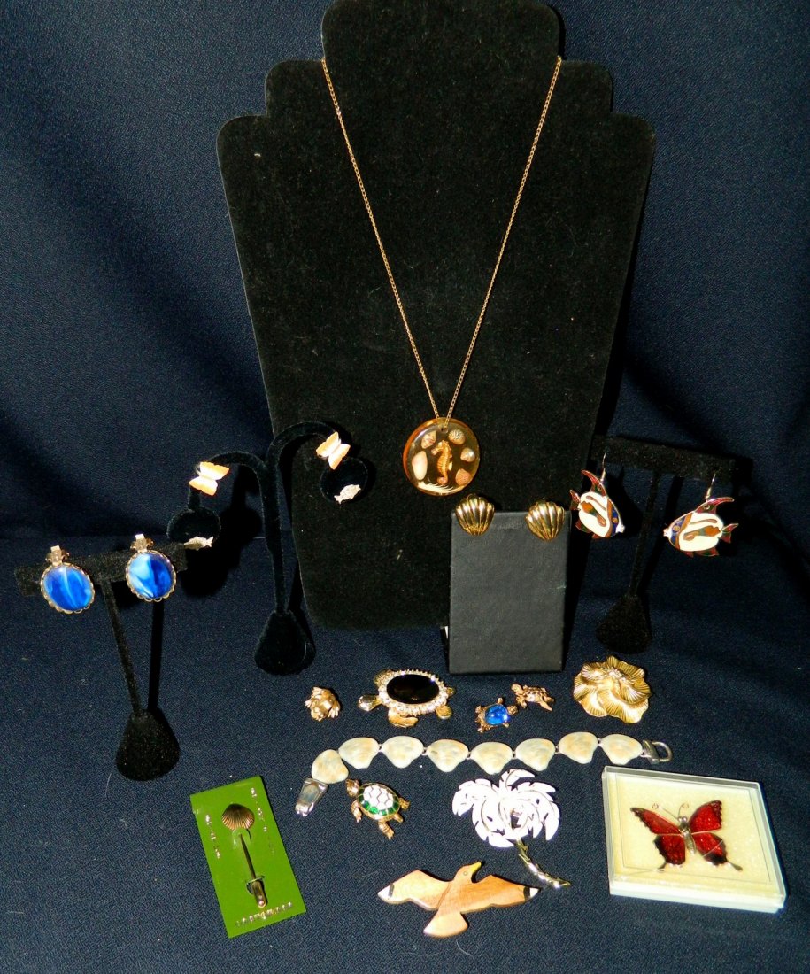 16pc BEACHIN VTG JEWELRY LOT SGND RHINESTONE 925 ++ XR: Its a day at the Beach with this Sunny Seashore themed lot of 16 pieces of Vintage jewelry including Fish, Shells, Palm Trees, Enamel, Lucite, Turtles, Rhinestone, Gull(s), Necklace, Brooches, Earring