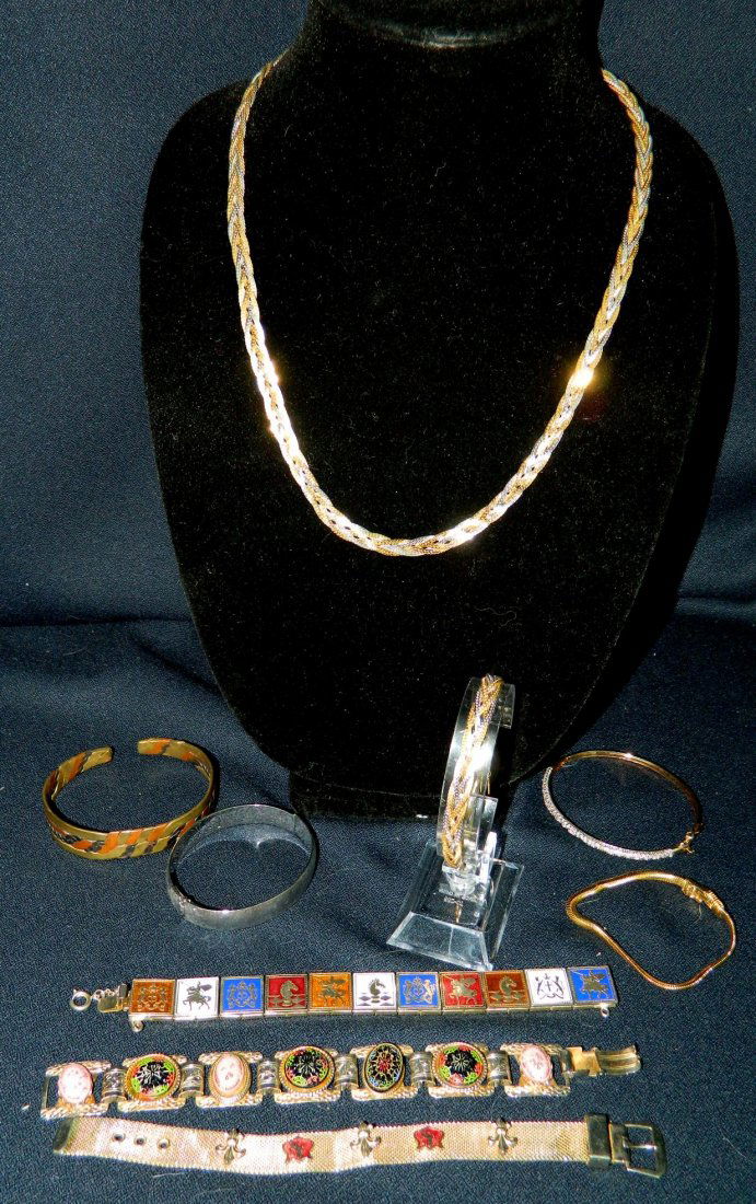 9pc VTG JEWELRY BRACELETS SGND TRIFARI MONET ++ XR: We are delighted to offer this huge lot of Vintage and Modern Vintage Jewelry including 1 Necklace/Bracelet set and 7 fabulous Bracelets. The set is a wide 4 piece chain necklace and bracelet from the