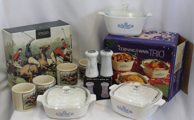 BLUE CORNFLOWER CORNING WARE CASSEROLE x3 XW: We are pleased to offer this lot of desirable Corning Ware Blue Cornflower covered Saucepan/Casseroles and assorted other kitchenware. This lot includes a 1 3/4 qt, 1 1/2 qt, 1qt covered Saucepan by C