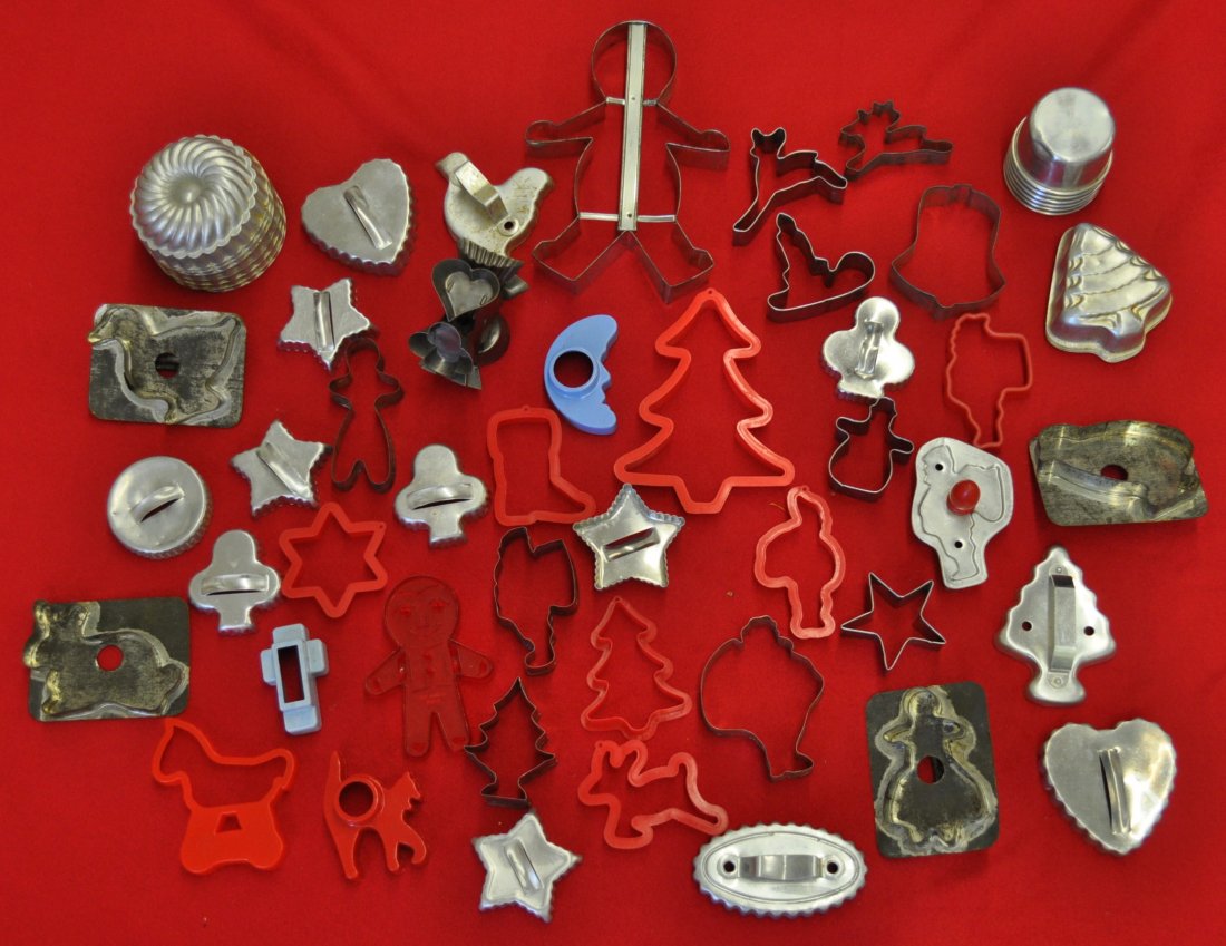 COOKIE CUTTERS & MOLDS LOT 58 pcs CHRISTMAS XK: Here we have a fantastic collection of Cookie Cutters & molds for your consideration. There are 16 molds: 3 Trees (3.75" tall), 7 round wreath molds (3.75 diameter), and 6 round molds. We have one Rol