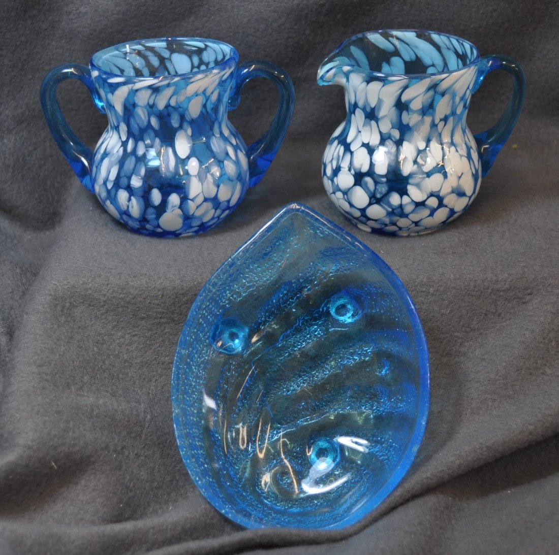 1960s PILGRIM SPATTER CREAM SUGAR TRI-FOOT CLAM DISH XV: The AEAA is pleased to present this great set of 3 ca. 1960s blown glass pieces, beginning with a lovely hand blown blue & white spatter glass formula, matching creamer & sugar. The other 1960s art gl