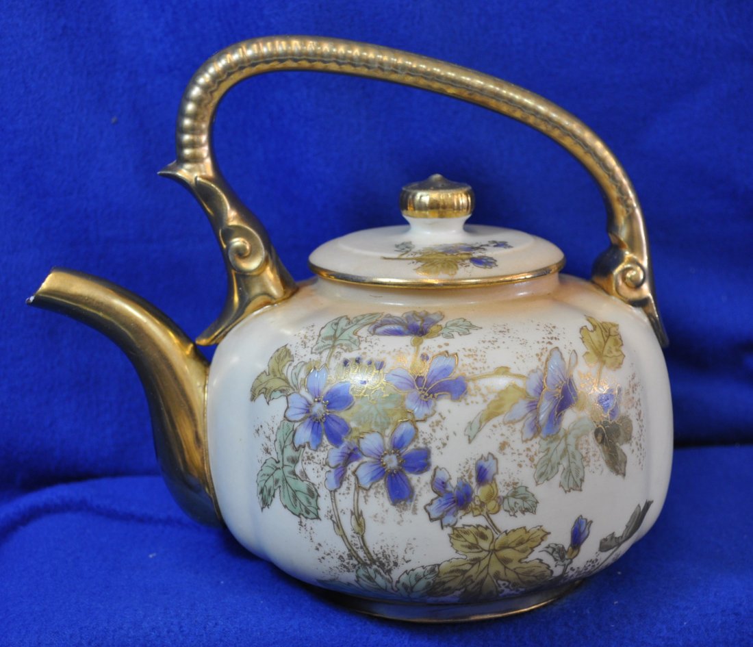 1910 RARE ROBERT HANKE HP DRAGON HANDLE LOBED TEAPOT XW: The AEAA is extremely proud to present this Rare 1910s antique hand painted porcelain teapot from the skilled artisans of Robert Hanke of Ledvice (German = Ladowitz) in the Teplice (German = Teplitz) 
