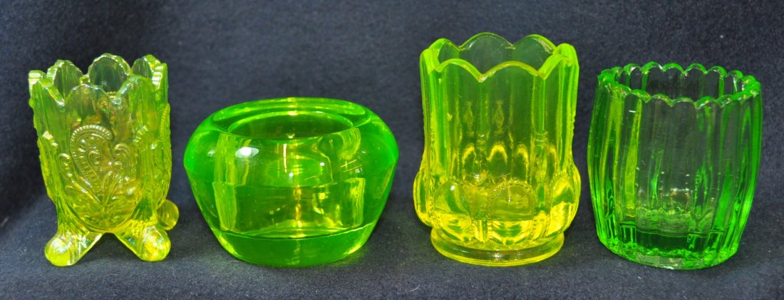 1980 BOYD MICHIGAN, INVERTED FAN FEATHER TOOTHPICKS XV: 4 TOOTHPICKS - BOYD VASELINE MEDALLION & PANEL, RIBBED GREEN URANIUM HAND BLOWN ROSE BOWL STYLE, FAN & FEATHER IRIDESCENT TOPAZ ***Total Weight: 1# 8 oz. *** Measurements: Boyd medallion measured for 