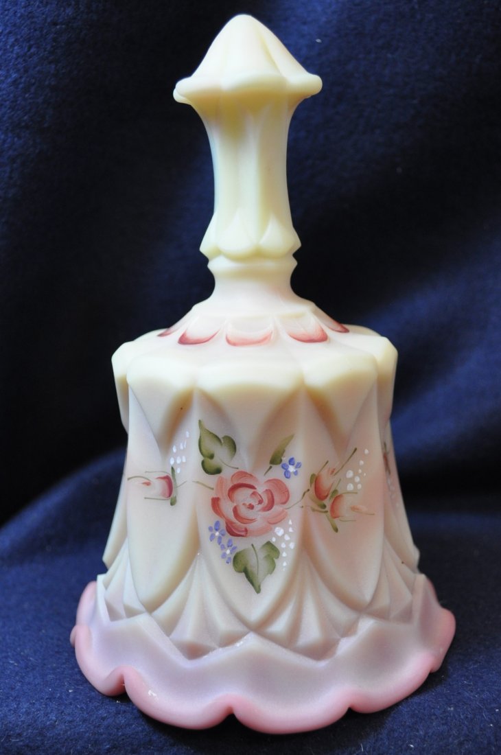 97 FENTON QVC HP BURMESE REYNOLDS, WHITTON ROSE BELL XV: FENTON WHITTON BELL #39066 RB - MARTHA REYNOLDS DESIGN HP T. KELLEY. SGND SHELLEY FENTON + STICKER *** Weight: 1# Measurements: 4x4x6.5The AEAA is very pleased to present this next piece of valuable B