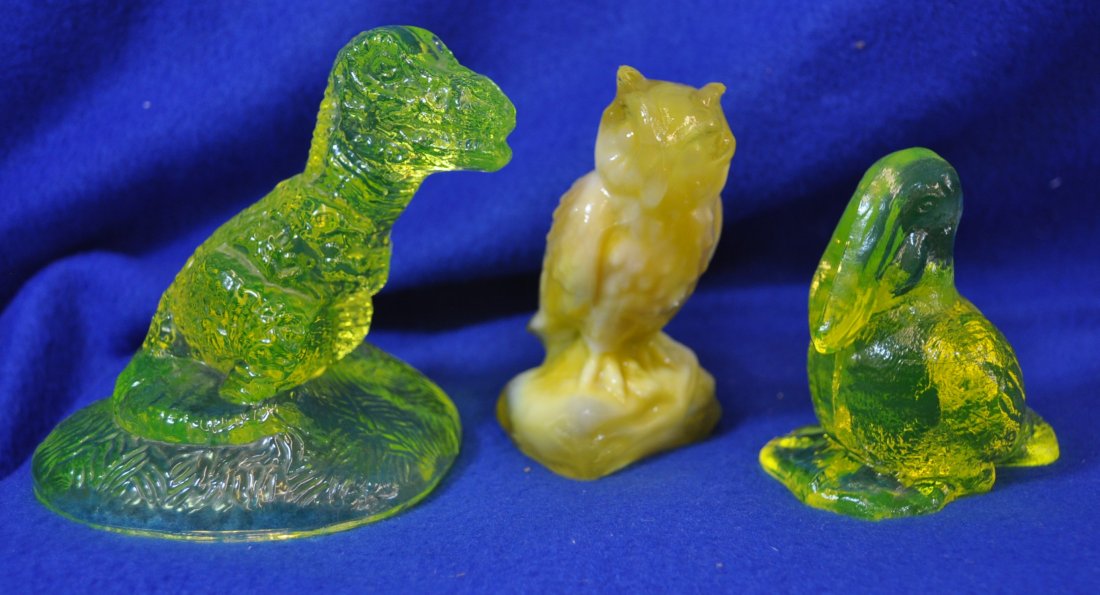 1980's BOYD OPALESCENT VASELINE DINOSAUR PELICAN OWL XV: The AEAA is extremely proud to present this next fine lot of vintage ca. 1960-1990 Vaseline animal figurines / paperweights, from the large & diverse 30+ year collection of Mr. Loren “Butch” Morse