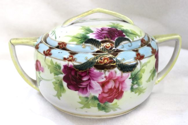 PRE 1921 EE HP NIPPON GILDED TEA ROSE VEGETABLE BOWL XW: We are pleased to offer this nice Pre 1921 EE stamp, hand painted Nippon gilded tea rose vegetable tureen. The enamels are brilliant, and the details and especially the gilt beading are simple stunnin