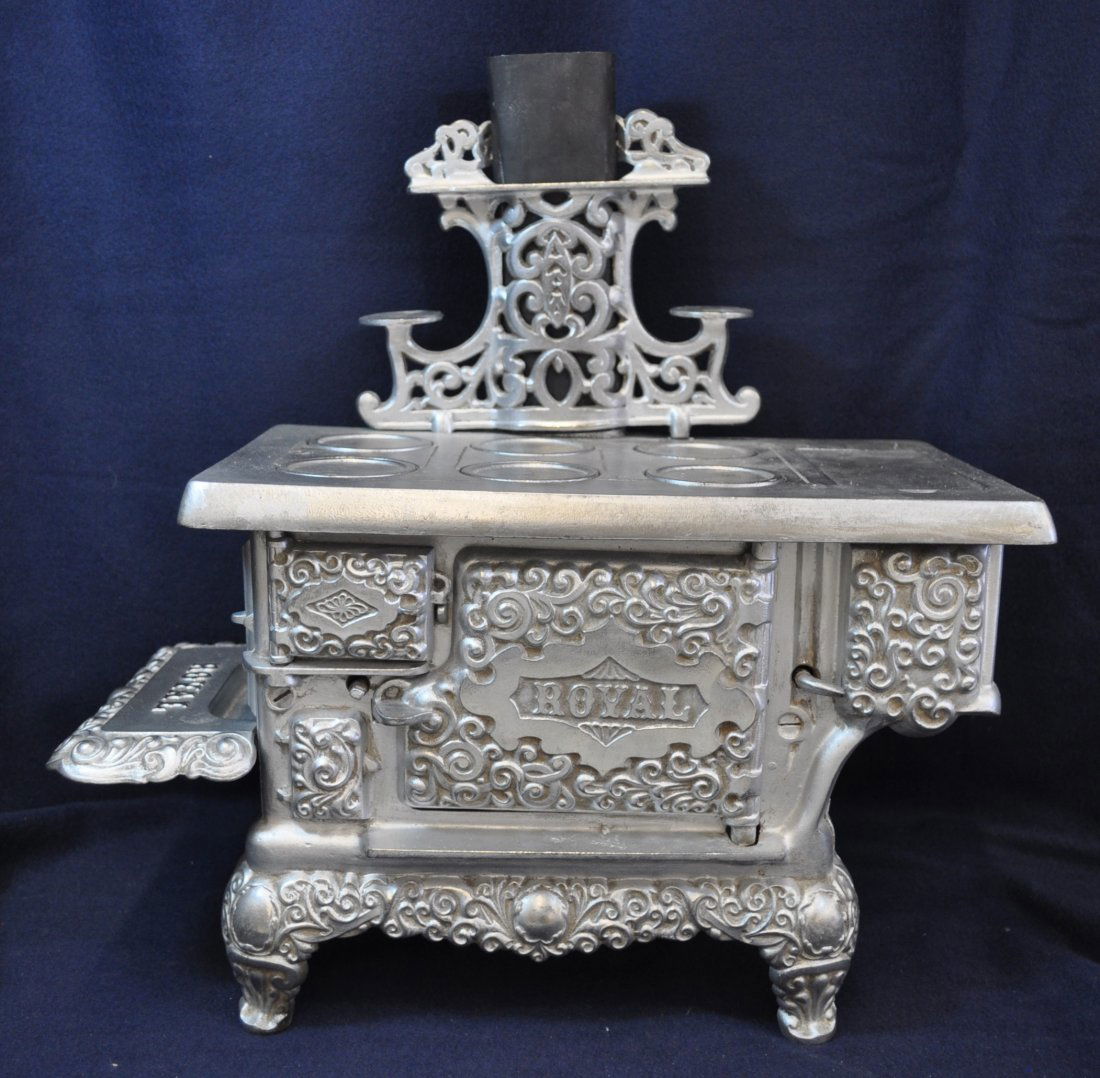 ANTIQUE ROYAL SALESMAN SAMPLE / TOY ROYAL WOOD STOVE (1 of 10)
