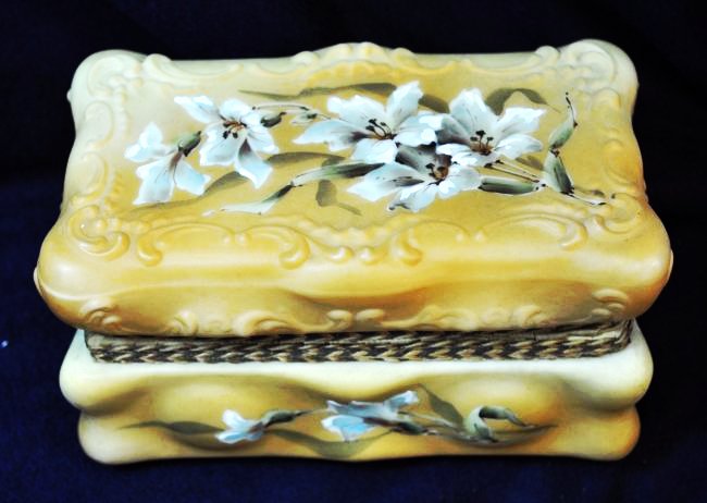 1898 WAVE CREST RARE NAKARA CARAMEL LILY RECTANGLE BOX (1 of 7)